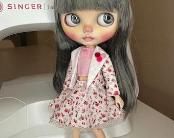 Blusa de manga corta rosa claro con falda y chaqueta con estampado floral rojo hecho a mano para muñeca Blythe, trajes de vestir de muñeca, envío gratuito