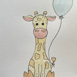 Könnte beinhalten: Eine Aquarell-Illustration einer Giraffe, die einen hellblauen Ballon hält. Die Giraffe sitzt auf einem Stück grünem Gras. Die Giraffe ist gelb mit braunen Flecken und hat eine rosa Nase.