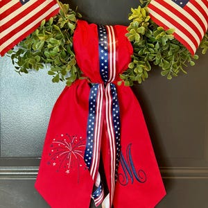 Personlig kransbåge för fjärde juli, broderad monograminitial, patriotisk dörrdekoration, självständighetsdagen