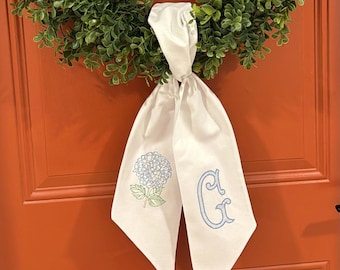 刺繍入りアジサイリースサッシュ、パーソナライズされたモノグラムドア装飾、季節の花リース