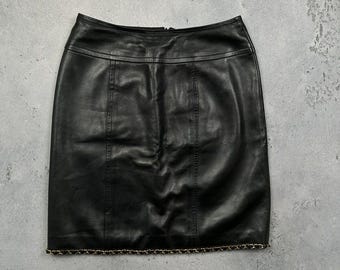 Falda vintage de piel negra de la boutique Chanel con ribete de cadena dorada