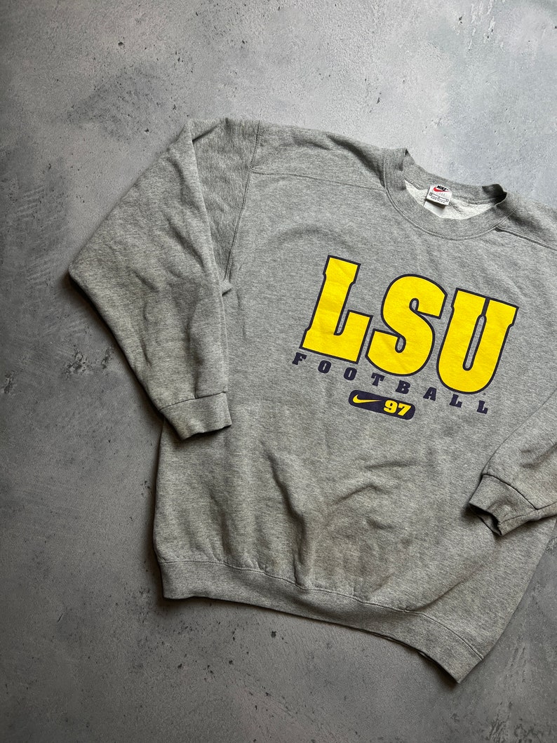 Nike LSU Football 97 Crew, kastenförmiger Swoosh in der Mitte, Y2K-Logo USA 90 Bild 2