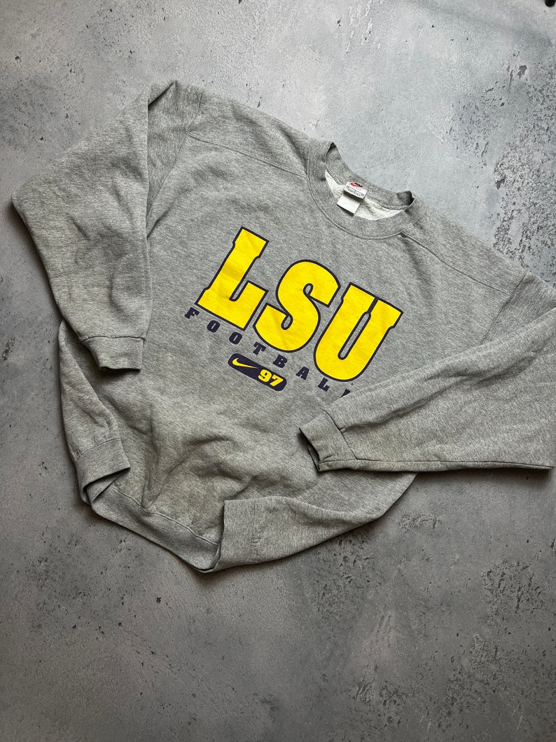 Nike LSU Football 97 Crew, kastenförmiger Swoosh in der Mitte, Y2K-Logo USA 90 Bild 1