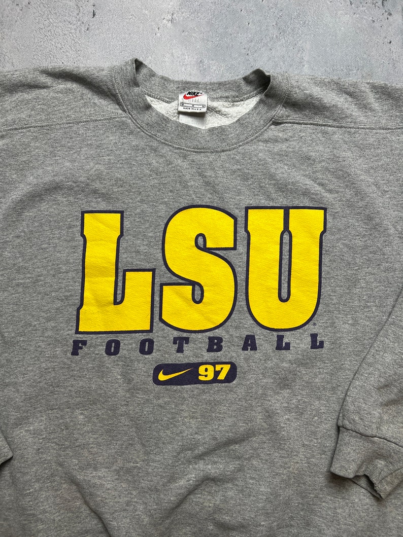 Nike LSU Football 97 Crew, kastenförmiger Swoosh in der Mitte, Y2K-Logo USA 90 Bild 6