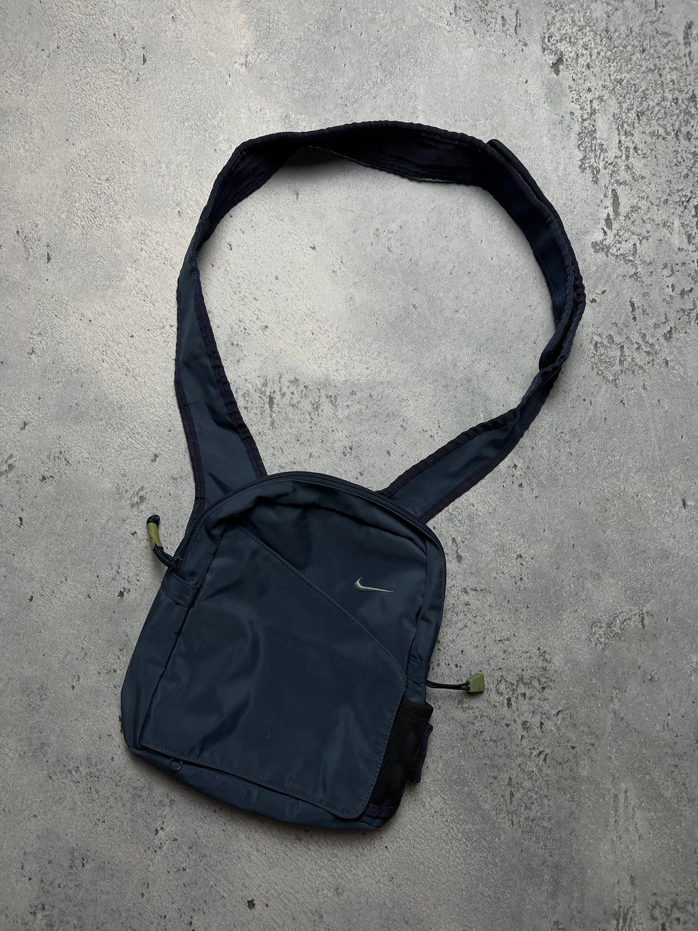 Y2K NIKE 00's vintage crossbody bag tech-