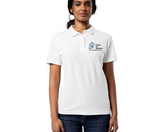 Puede incluir: Camiseta polo blanca con un logotipo negro y azul que dice "Fresh Air Matters" y una dirección de sitio web.