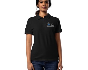 Puede incluir: Una camiseta polo negra con un logotipo blanco que dice "Fresh Air Matters" y una dirección de sitio web. El logotipo presenta una casa con un globo terráqueo azul dentro.