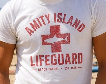 ジョーズTシャツ、アミティ島ライフガードTシャツ、ヴィンテージビーチTシャツ、サメTシャツ、サマースイムシャツ、映画好きの男性・女性へのギフト、映画ファン