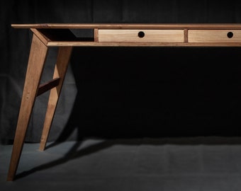 Houten bureau in Scandinavische stijl met twee laden