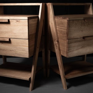 Nachttisch inspiriert von skandinavischen Möbeln. Originelles Design. Rustikale, aus Holz gefertigte Handarbeit. Nachtkästchen.