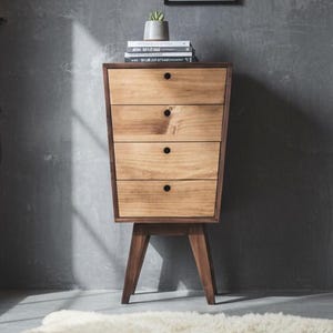 Handgefertigte Abgewinkelte Mini Kommode aus Pinienholz: Mid Century Modern Style