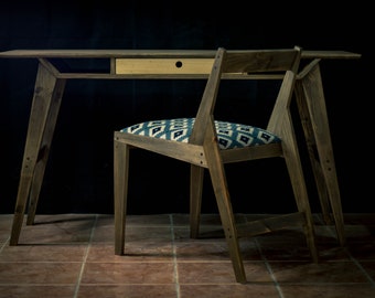Schreibtisch aus Holz im nordischen Stil