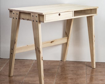 Schlichter und funktionaler Schreibtisch aus massivem Kiefernholz, inspiriert von nordischen Möbeln