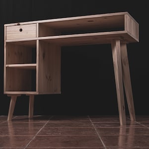 Handgefertigter Schreibtisch aus massivem Kiefernholz, inspiriert vom nordischen Möbeldesign