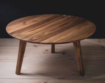 Klassieke salontafel in Scandinavische stijl met drie poten. Massief hout