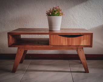 Mesa de Centro Nórdica de Madera de Pino Rústico: una cautivadora mezcla de elegancia y funcionalidad.