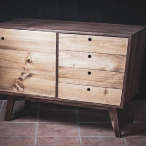 Handgefertigte Kommode aus Kiefernholz: Mid Century Modern Schränkchen mit 4 Schubladen