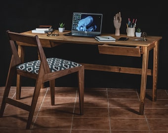 Houten rustiek bureau in Scandinavische stijl