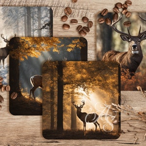 Könnte beinhalten: Vier quadratische Untersetzer mit einem Hirsch in einer Waldlandschaft. Die Untersetzer haben ein rustikales Waldthema mit Bildern von Hirschen in verschiedenen Posen und einem Waldboden. Die Untersetzer sind aus einem strapazierfähigen Material gefertigt und eignen sich perfekt zum Schutz Ihrer Möbel vor Kratzern und Flecken.