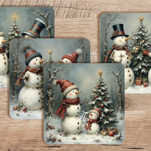 Peut inclure: Ensemble de cinq dessous de verre carrés avec des scènes d'hiver de bonhommes de neige. Chaque dessous de verre représente un bonhomme de neige portant un chapeau et une écharpe, avec un fond de forêt enneigée et un sapin de Noël.