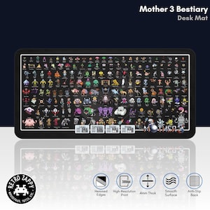 Könnte beinhalten: Eine schwarze Schreibtischunterlage mit einer Pixelgrafik aller Monster aus dem Videospiel Mother 3. Die Unterlage hat einen weißen Rand und den Text "Mother 3" in weißen Buchstaben. Die Unterlage ist 4 mm dick und hat eine glatte Oberfläche und eine rutschfeste Rückseite.