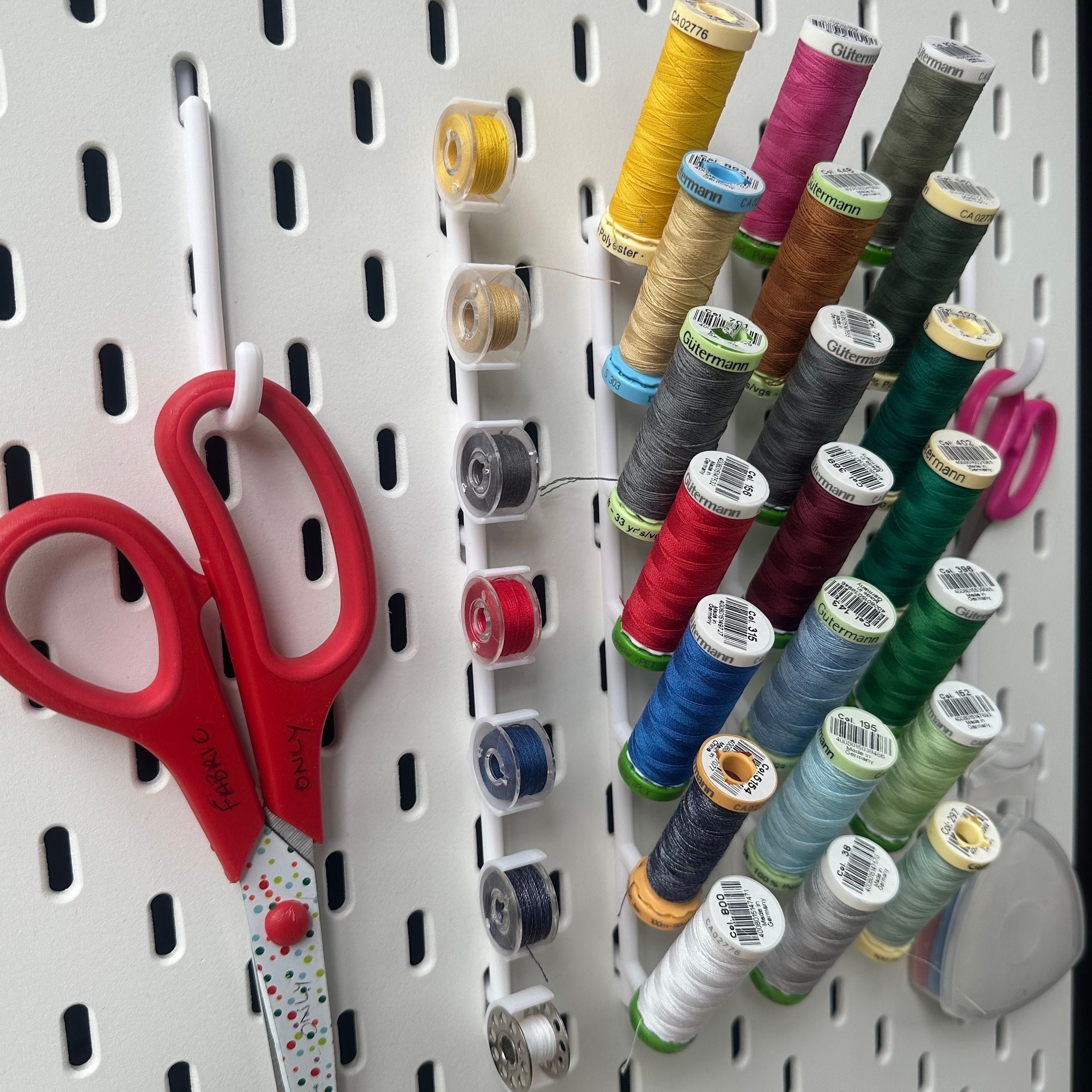 Téléchargement Bobbin and thread holder for Ikea Skadis (Sewing) par Nando  van Steenwinkel