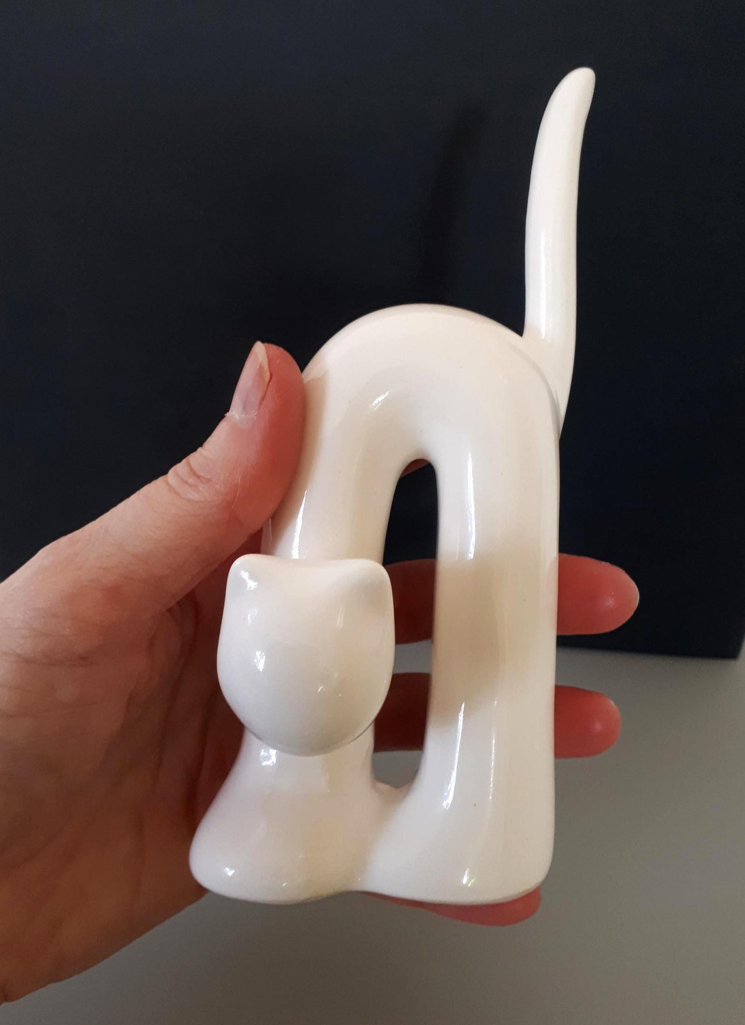MarilynsVintageNL - figurine « chat qui s'étire » de Naaman Israël - petit chat de 15 cm (6 po.) fait main en porcelaine blanche « dos arqué » - fabriqué en Israël des années 1980