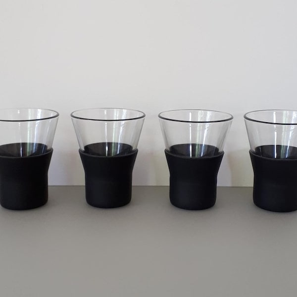 MarilynsVintageNL- BORMIOLI ROCCO Retired Ypsilon Brio Cappuccino Glasses in Black Silicone Holder - Minimalist Modern Design - Set of 4