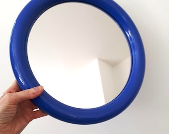 MarilynsVintageNL - Kleine Ø 31 cm / 12'' ronde spiegel met blauw plastic frame - Space Age Retro Pop Art muurhangende spiegel - Holland jaren 1970