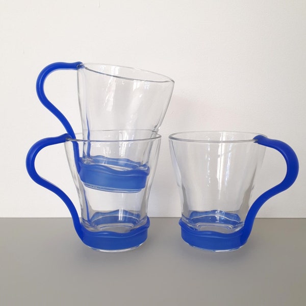 MarilynsVintageNL- Vitrosax Italy 230 ml Glass Coffee Mugs in Blue Plastic Holder- Coffee Cups in Blue Holder- Made in Italy 1980s- Set of 3