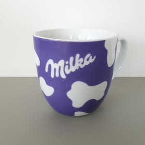 MarilynsVintageNL - Milka Tasse Kuh - XL Flieder und weiß gefleckte Kuh, Kuhfell Muster Tasse - Milka Lila Werbung Heiße Schokolade Tasse - 1990er Jahre