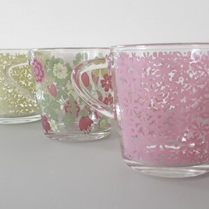 MarilynsVintageNL - IKEA GODTA IDEEL Vintage Blumenbecher Tassen Gänseblümchen Muster - Klarglasbecher in Rosa und Gelbem Blumenmuster - 3er-Set