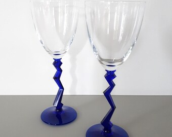 MarilynsVintageNL - Set of 2 Schott Zwiesel Cobalt Blue Zigzag Stem Wine Glasses - Zig Zag Lightning Bolt Stem Memphis Style - Germany 1990s