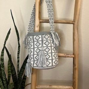 Large Colombian handmade boho & chic crossbody WAYUU bag. Authentic WAYUU mochila, crochet, handwoven handbag made by WAYUU people