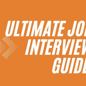Peut inclure: Une femme portant un blazer et un pantalon roses se tient debout, le bras levé, souriante. L'arrière-plan est orange avec des pois blancs et le texte "ULTIMATE JOB INTERVIEW GUIDE" en blanc.