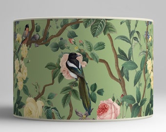 Abat-jour oiseaux et rosiers sur fond vert pâle - Décoration florale apaisante - Abat-jour avec liseré en tissu crème