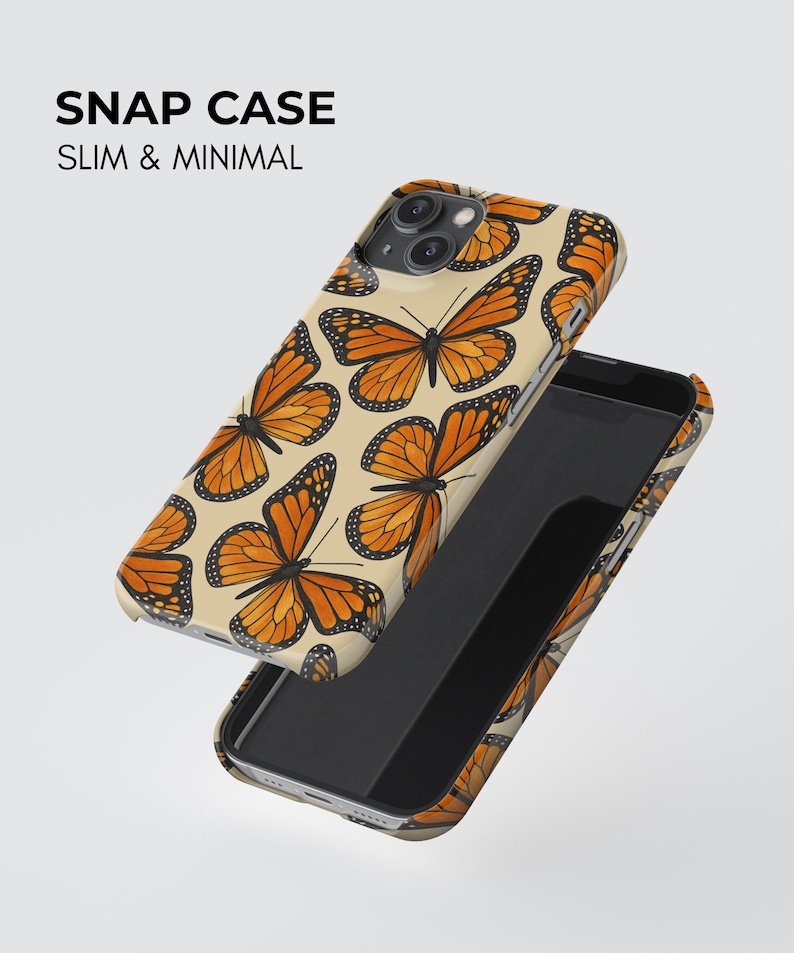 Może przedstawiać: Etui na telefon typu snap case z powtarzającym się wzorem pomarańczowo-czarnych motyli monarch&oacute;w na kremowym tle. Tekst SNAP CASE SLIM & MINIMAL jest wydrukowany na czarno. Etui pokazano od strony zewnętrznej oraz od strony wewnętrznej.