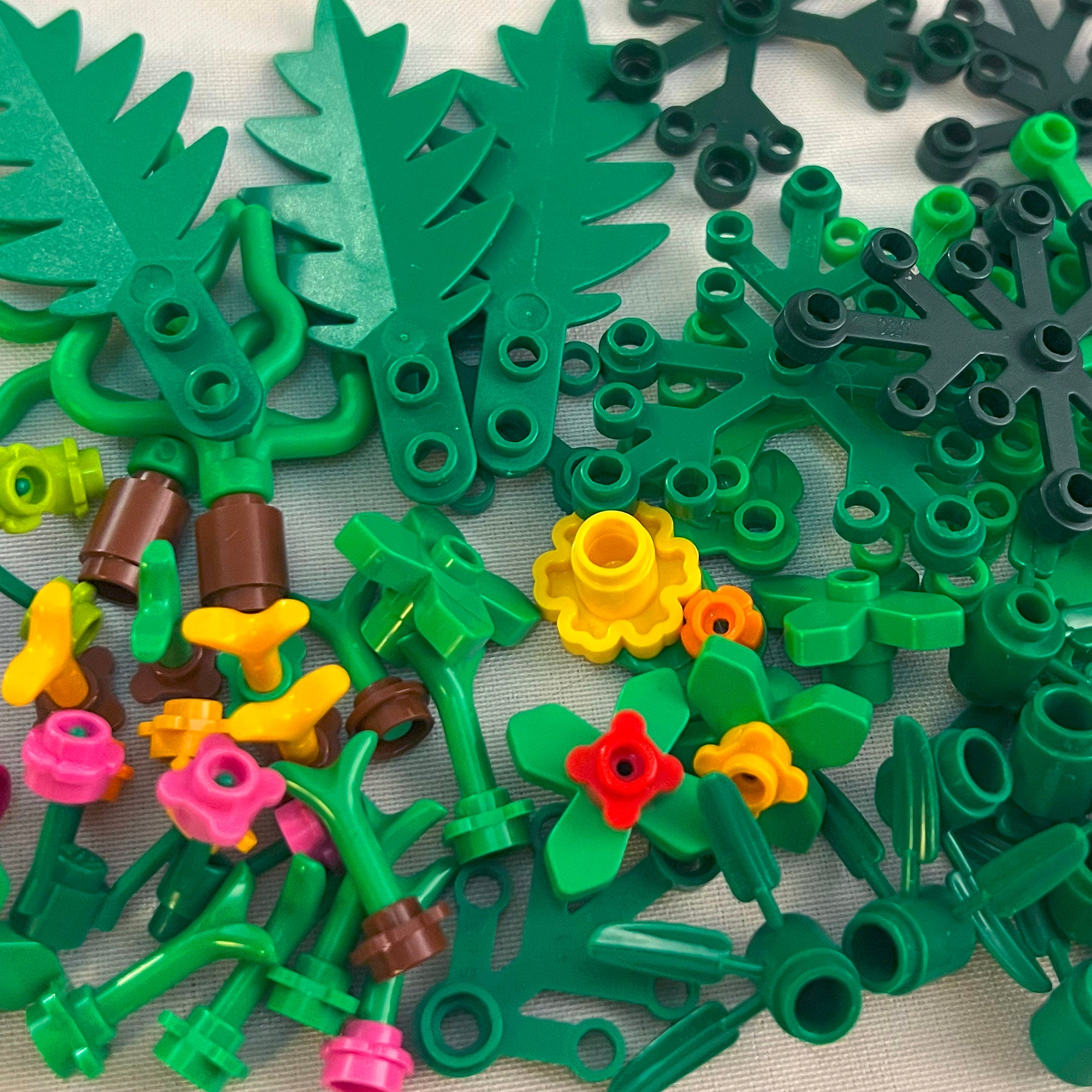 100 Pcs Assorted Botanical Legos Plants, Flowers, Leaves, Bushes Used