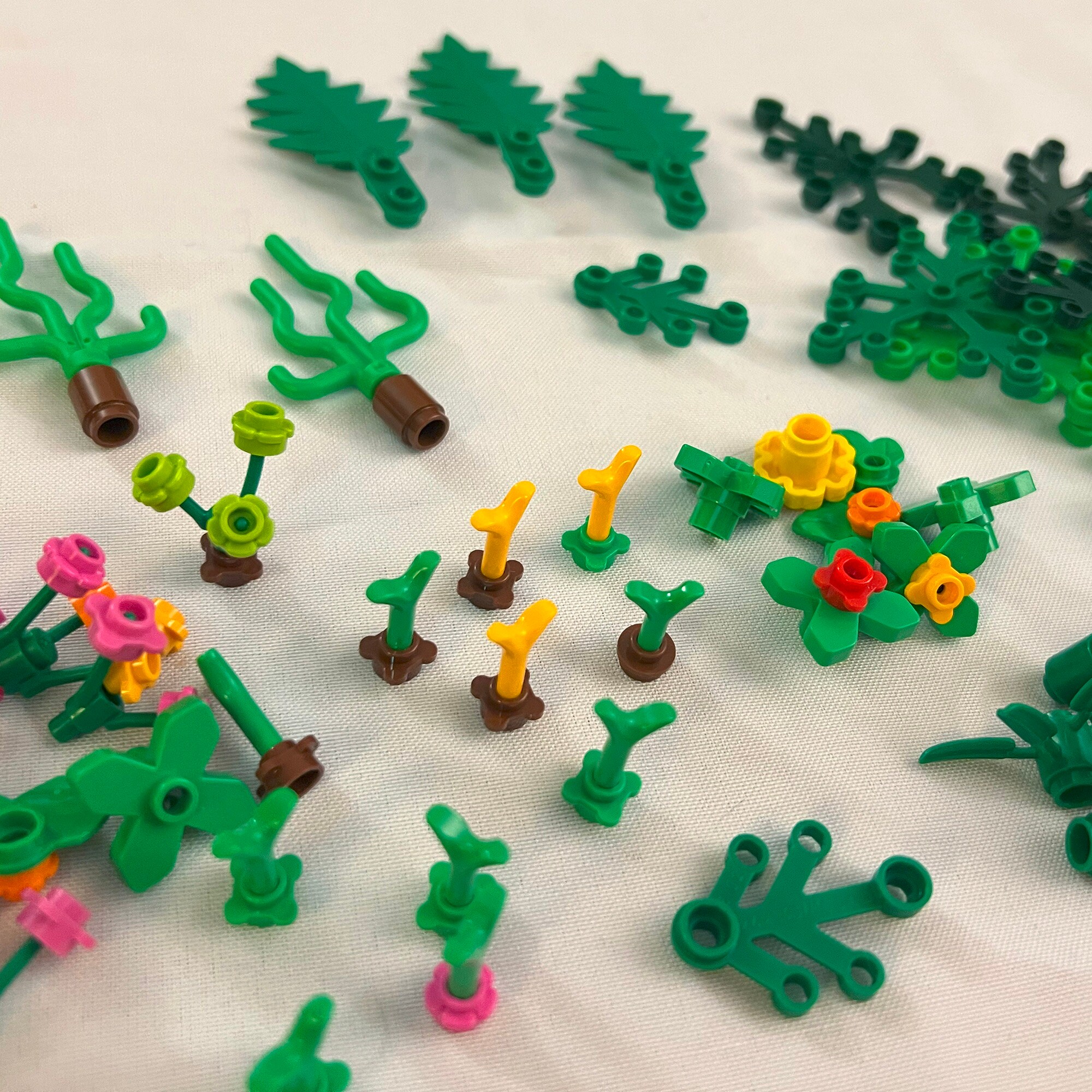 100 Pcs Assorted Botanical Legos Plants, Flowers, Leaves, Bushes Used