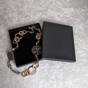 Große Schmuckbox Schwarz meliert für Collier Halsketten neutral ohne Schrift