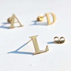 Buchstabe Ohrstecker groß goldfarben Edelstahl wasserfest