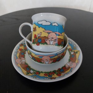 Vintage 1960s Kinder Service aus Porzellan: Tasse Schüssel Untertasse - Hase, Vogel, Blumen Design