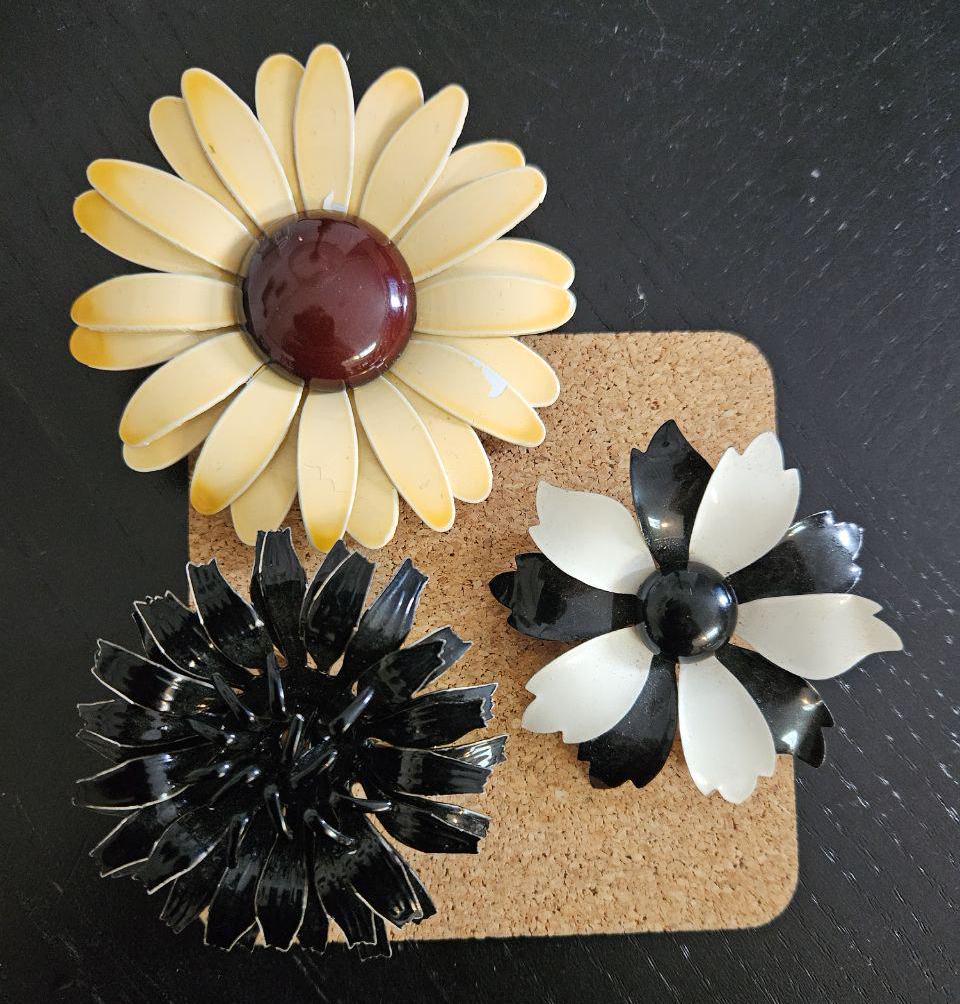 Lot De 2 Broches-épingles Fleur Marguerite Avec Strass - Couleurs Rose, Turquoise, Bleu - Argenté, Occasion