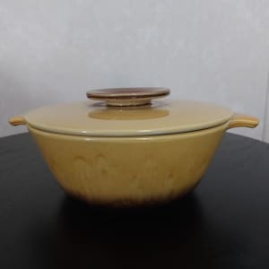 Vintage 1950&#39;s Hull USA Yellow Lava Glaze Ceramic Divided Casserole Dish W/Lid, Mid Century Modern Mustard and Brown Drip Glaze Serving Dish