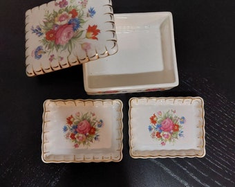 Vintage gesigneerde WEDGWOOD England CHELSEA patroon rechthoekige Snuisterijdoos met dienbladen