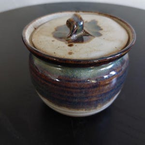 Tarro de miel de gres Bruce Nyeste: 2 colores disponibles, Canadian Studio Pottery