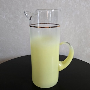 Pichet vintage MCM en verre de Virginie-Occidentale Blendo, pichet à cocktail d&#39;eau givrée jaune à transparent haute, moderne milieu du siècle, fabriqué aux États-Unis