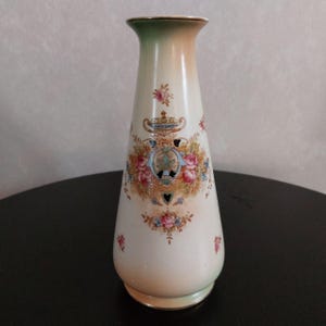 Antik Crown Devon-vas: Handmålad blommig vekemönster, ca 1920