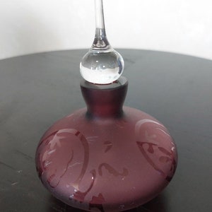 Flacon de parfum vintage en verre dépoli, distributeur de parfum en verre gravé de couleur bordeaux avec bouchon en verre transparent