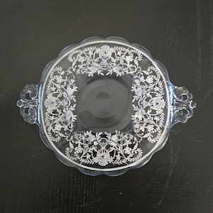 Può includere: Un piatto da portata in vetro blu chiaro con disegni floreali incisi in argento e due manici.